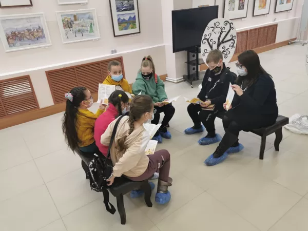 Занятие кружка в зале Камчатского художественного музея